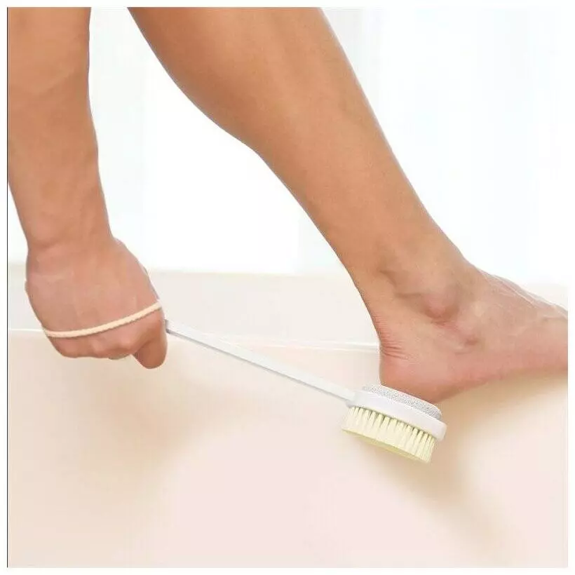 Щетка для душа Qualitell Double Sided Shower Brush с пемзой для пяток White (Белый) Щетка для душа Qualitell Double Sided Shower Brush с пемзой для пяток White (Белый)