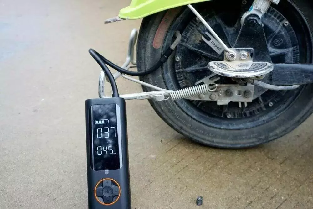 Электрический насос Xiaomi Qicycle Electric Air Inflator P1 Black (Черный) Электрический насос Xiaomi Qicycle Electric Air Inflator P1 Black (Черный)