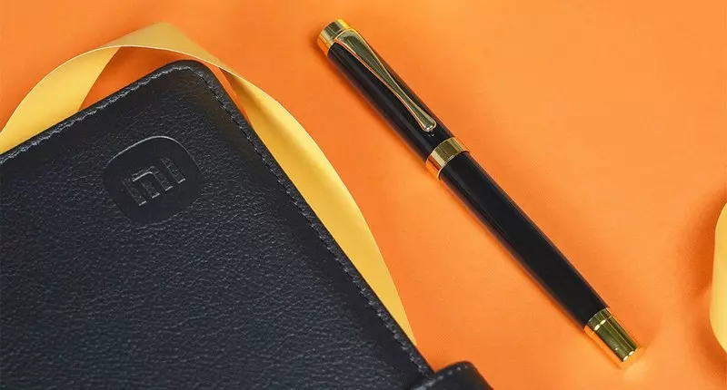 Подарочный набор Xiaomi Exclusive Gift Box RHR7398CN (наушники,тетрадь,ручка,кабель) - фото 4 Подарочный набор Xiaomi Exclusive Gift Box RHR7398CN (наушники,тетрадь,ручка,кабель) - фото 4