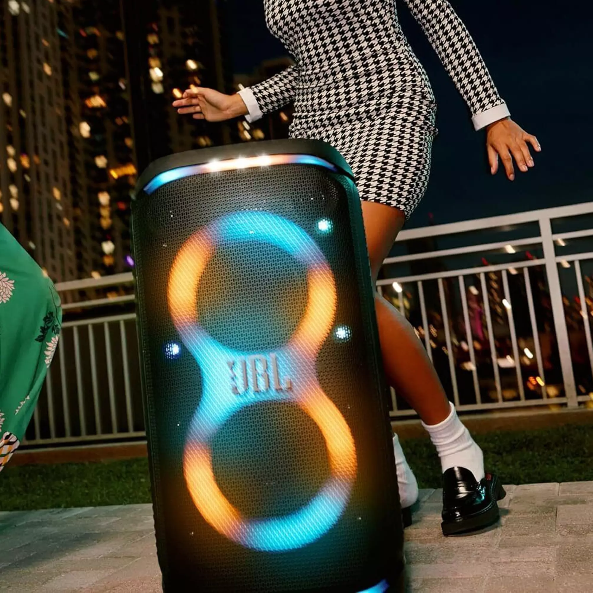 Портативная аудиосистема JBL PartyBox 320 - фото 6 Портативная аудиосистема JBL PartyBox 320 - фото 6