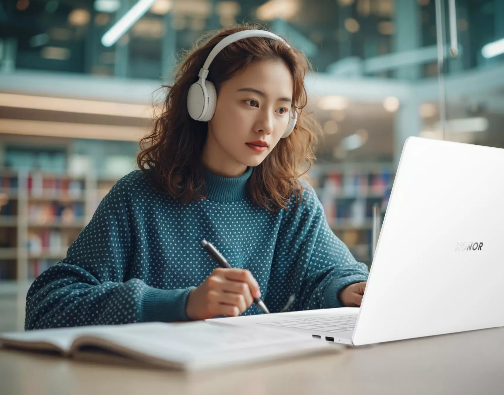 Ноутбук Honor MagicBook Pro 14 2025 Ultra 5 225H 32/1T 3.1K OLED (5301AMUB) - фото 8 Ноутбук Honor MagicBook Pro 14 2025 Ultra 5 225H 32/1T 3.1K OLED (5301AMUB) - фото 8